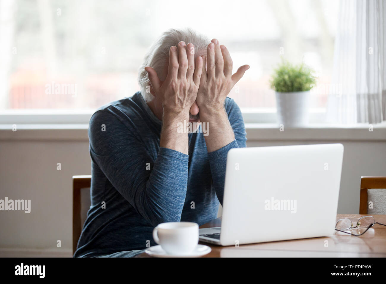 Ermüdet älterer Mann Gefühl von Computer reiben Reizen müde Stockfoto