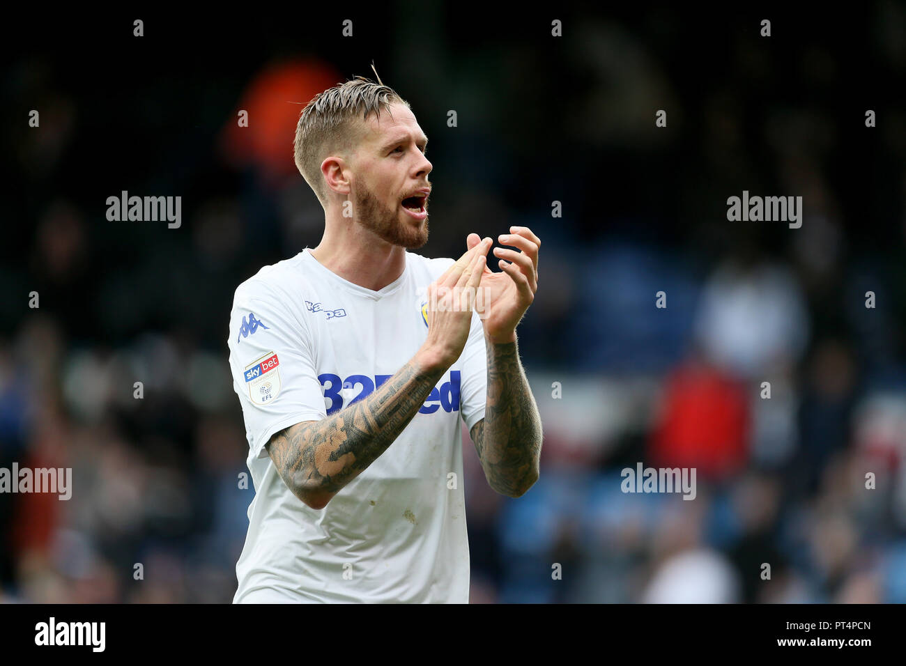 Leeds United von Pontus Jansson begrüßt die Fans nach dem 1-1 zeichnen während der Sky Bet Championship Match an der Elland Road, Leeds. Stockfoto