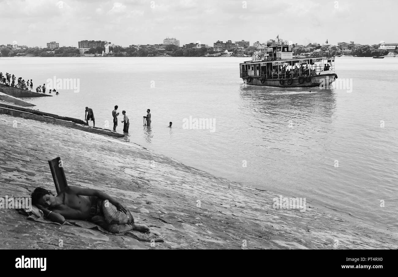 Blick über den Hooghly River (Ganges) mit der öffentlichen Fähre, Badesee und schläft am 19 August, 2016, Kolkata, Ind Stockfoto