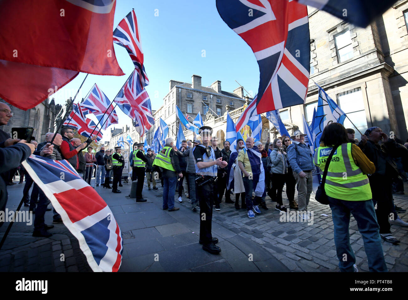 Unionistische Demonstranten halten einen Zähler - Protest als pro-unabhängigkeit Anhänger an einem Marsch durch die Alle unter einem Banner Gruppe durch das Zentrum von Edinburgh. Stockfoto