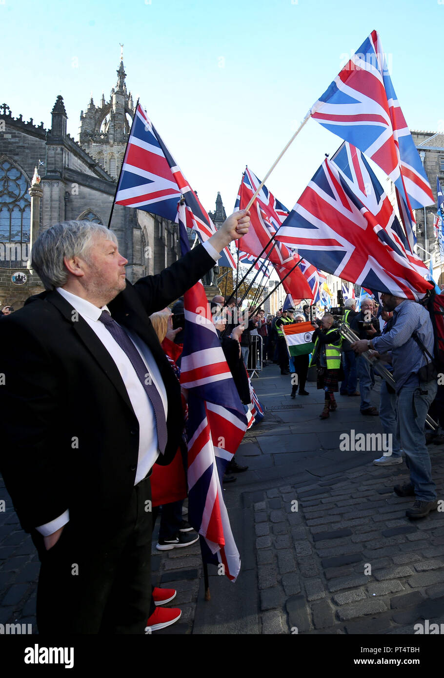 Unionistische Demonstranten halten einen Zähler - Protest als pro-unabhängigkeit Anhänger an einem Marsch durch die Alle unter einem Banner Gruppe durch das Zentrum von Edinburgh. Stockfoto