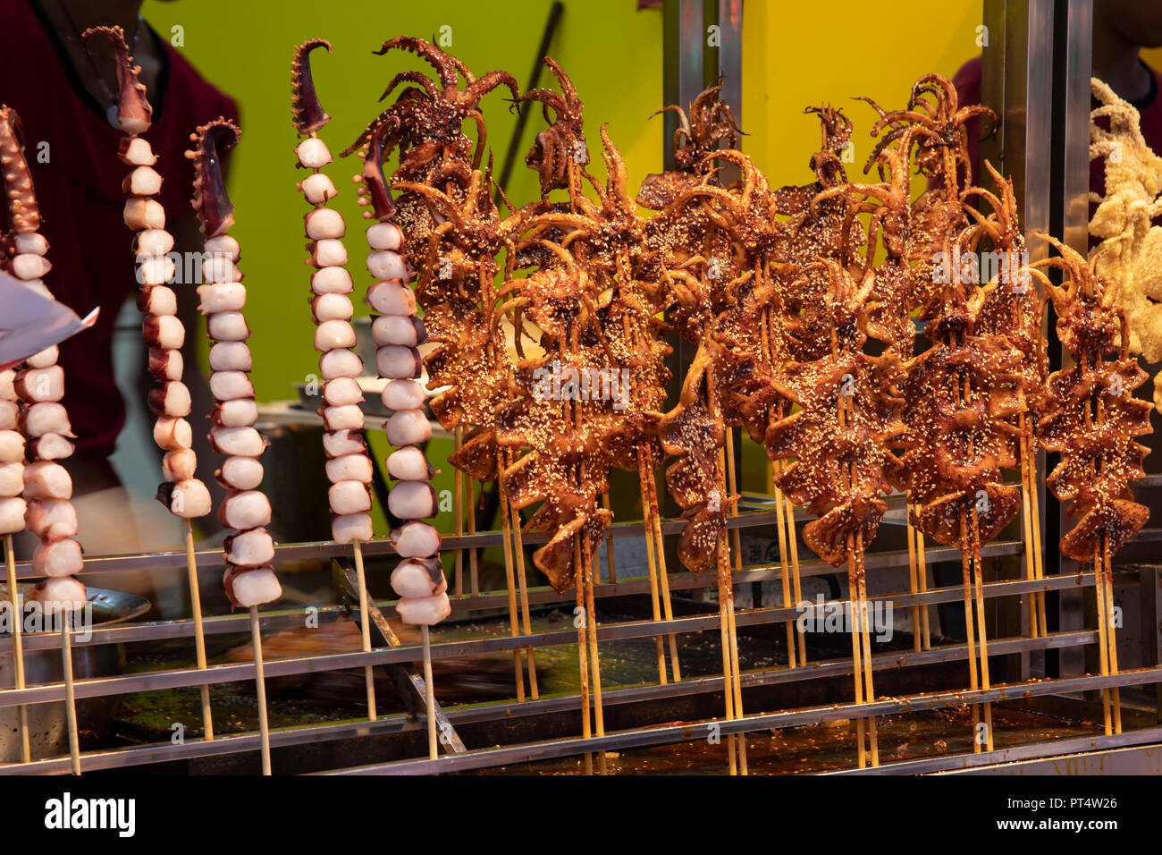 Und Tintenfisch Köstlichkeiten von Straßenverkäufern in Xi'an, China muslimischen Bezirk Open-Air-Markt. Stockfoto