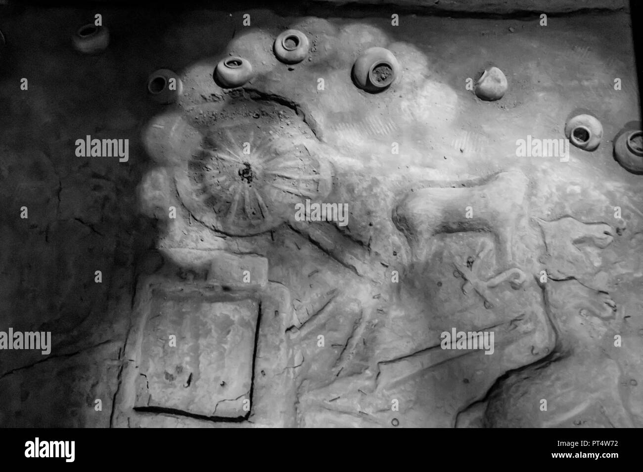 Schwarze und weiße Wagen und Pferde aus Ton am Hanyangling Museum in der hanyang Mausoleum malerischen Ort, Shaanxi, China. Stockfoto