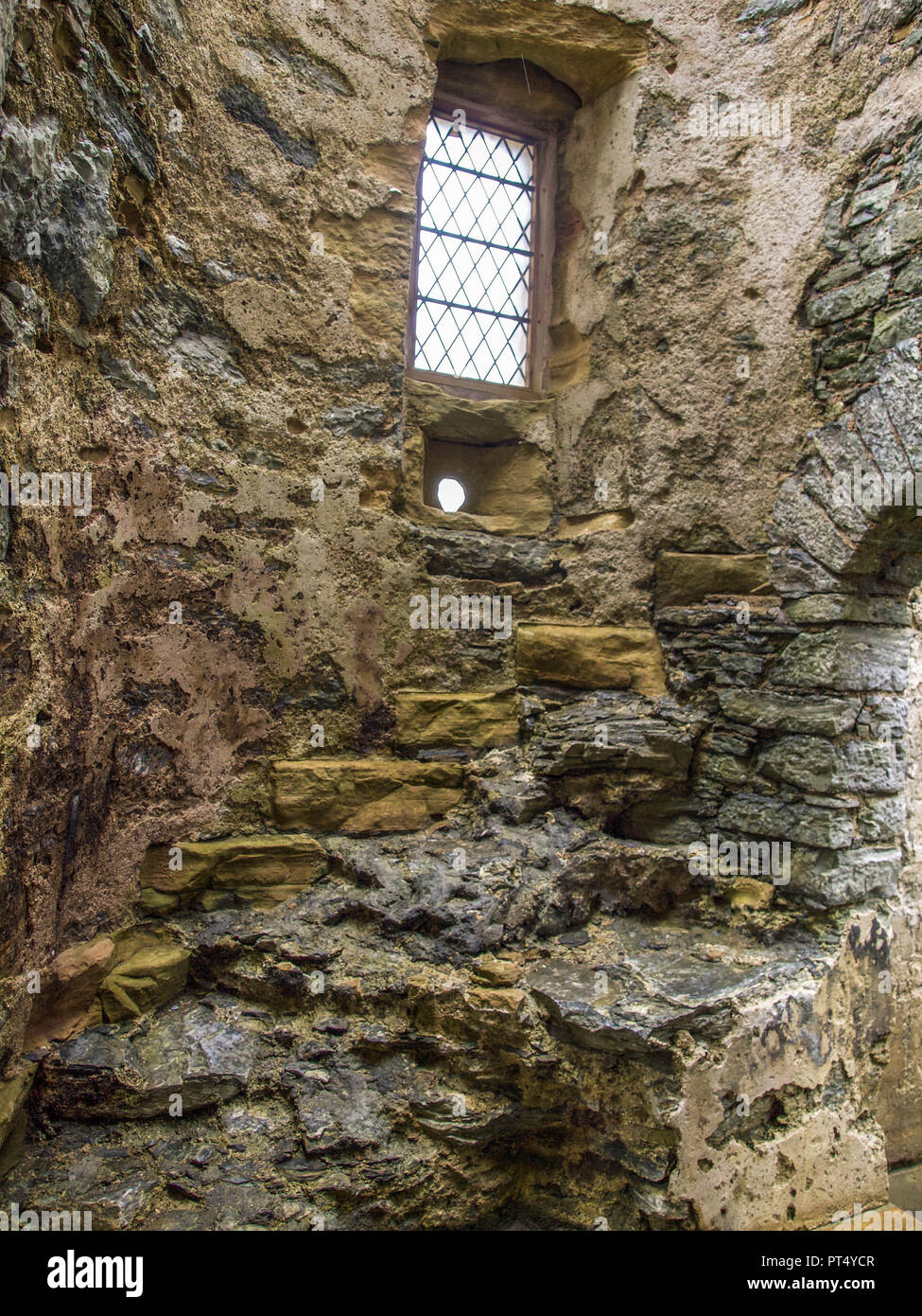 Alte Steintreppen hängen an der Wand in der Burg aus dem 16. Jahrhundert Stockfoto