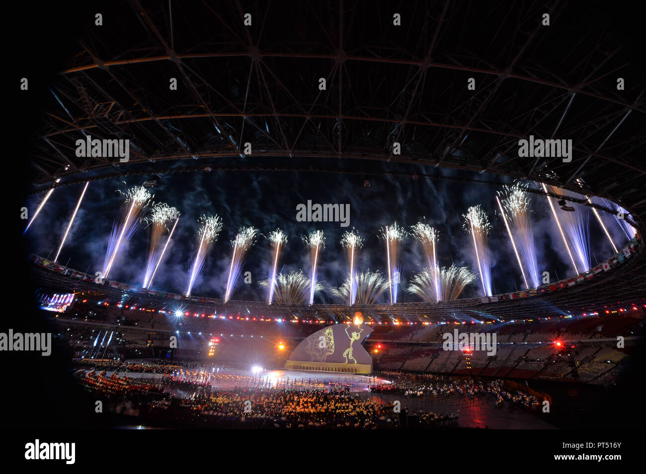 Jakarta. 6. Okt, 2018. Foto am Okt. 6, 2018 zeigt das Feuerwerk bei der Eröffnung der asiatischen Para Spiele 2018 in Jakarta, Indonesien. Credit: Veri Sanovri/Xinhua/Alamy leben Nachrichten Stockfoto