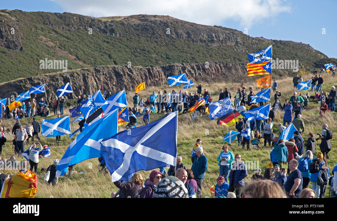 Edinburgh, Schottland, Großbritannien. 6. Oktober 2018. "Alle unter einem Banner März 'ging voran mit Zehntausenden Schottische Fans schwenkten Fahnen und Banner trotz droht ein Verbot in Holyrood Park zu marschieren. Viele hatten ein Picknick. Der Marsch begann in Johnstone Terrasse auf der Royal Mile und die Rallye wurde im Holyrood Park statt. Einer der Redner war Tommy Sheridan Sozialistischen Partei. Motorradfahrer für die Unabhängigkeit waren applaudierten durch den Park durch die Massen. Stockfoto