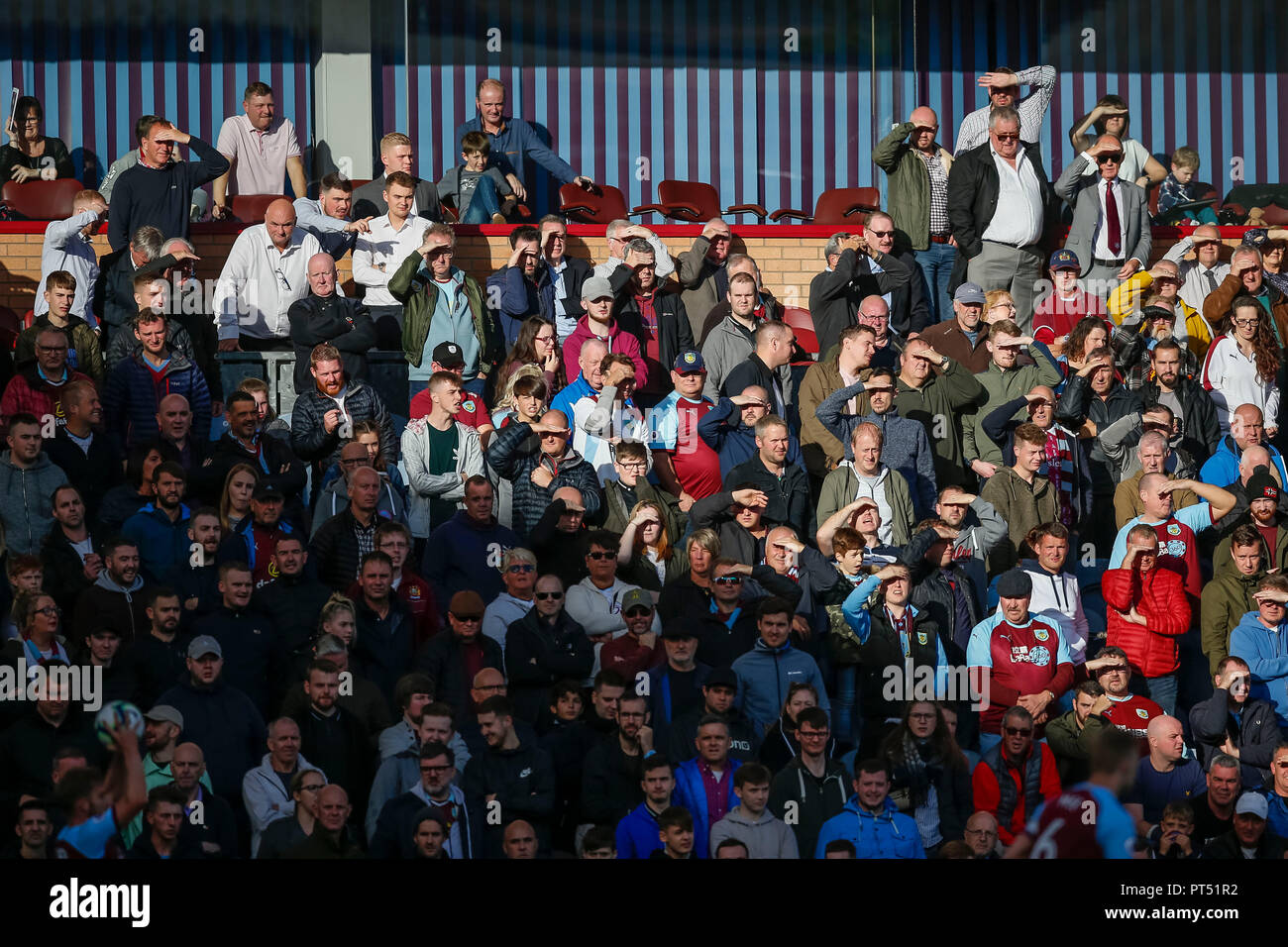 Burnley, Großbritannien. 6. Okt 2018. Burnley Fans ihre Augen vor der Sonne schützen, wie sie in der Premier League Match zwischen Burnley und Huddersfield Town in Turf Moor am 6. Oktober 2018 in Burnley, England beobachten. (Foto von Daniel Chesterton/phcimages.com) Credit: PHC Images/Alamy leben Nachrichten Stockfoto