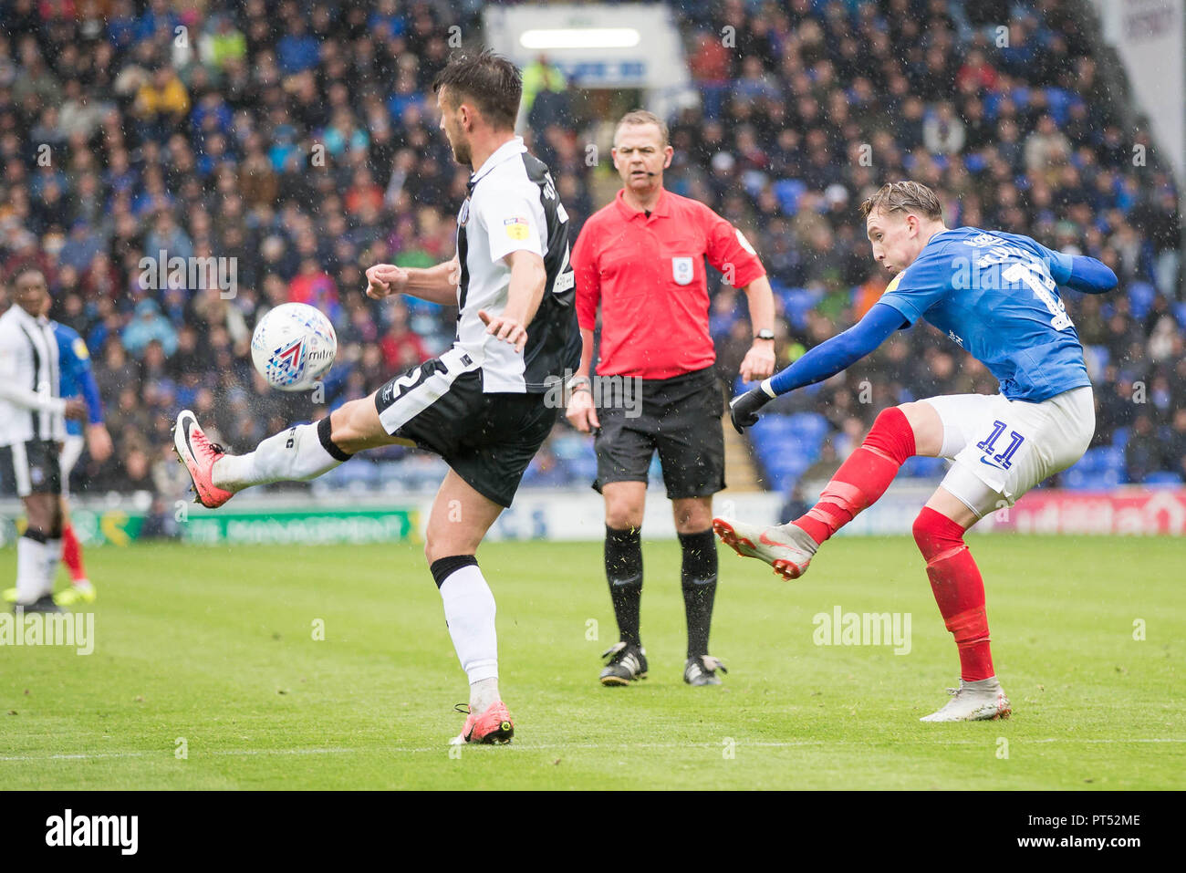 Portsmouth, Großbritannien. 6. Okt 2018. Ronan Curtis von Portsmouth schießt während der efl Sky Bet Liga 1 Übereinstimmung zwischen Portsmouth und Gillingham an Fratton Park, Portsmouth, England am 6. Oktober 2018. Foto von Simon Carlton. Nur die redaktionelle Nutzung, eine Lizenz für die gewerbliche Nutzung erforderlich. Keine Verwendung in Wetten, Spiele oder einer einzelnen Verein/Liga/player Publikationen. Credit: UK Sport Pics Ltd/Alamy leben Nachrichten Stockfoto