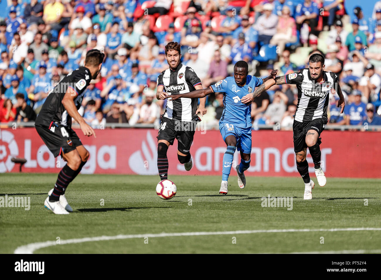 Coliseum Alfonso Perez Getafe, Spanien. 6. Okt, 2018. Liga Fußball, Getafe gegen Levante; Amath Ndiaye (Getafe CF) antreibt, auf der Kugel Roberto Pier (Levante UD) Credit: Aktion plus Sport/Alamy leben Nachrichten Stockfoto