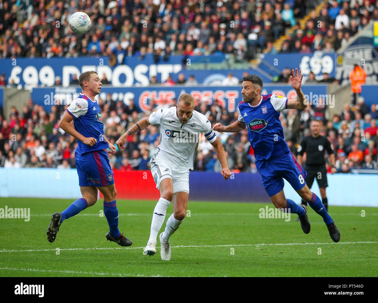 Liberty Stadium, Swansea, Großbritannien. 6. Okt, 2018. EFL-Meisterschaft Fußball, Swansea City gegen Ipswich Town; Cole Skuse von Ipswich Town Köpfe klar unter Druck von Mike Van der Hoorn von Swansea City Credit: Aktion plus Sport/Alamy leben Nachrichten Stockfoto