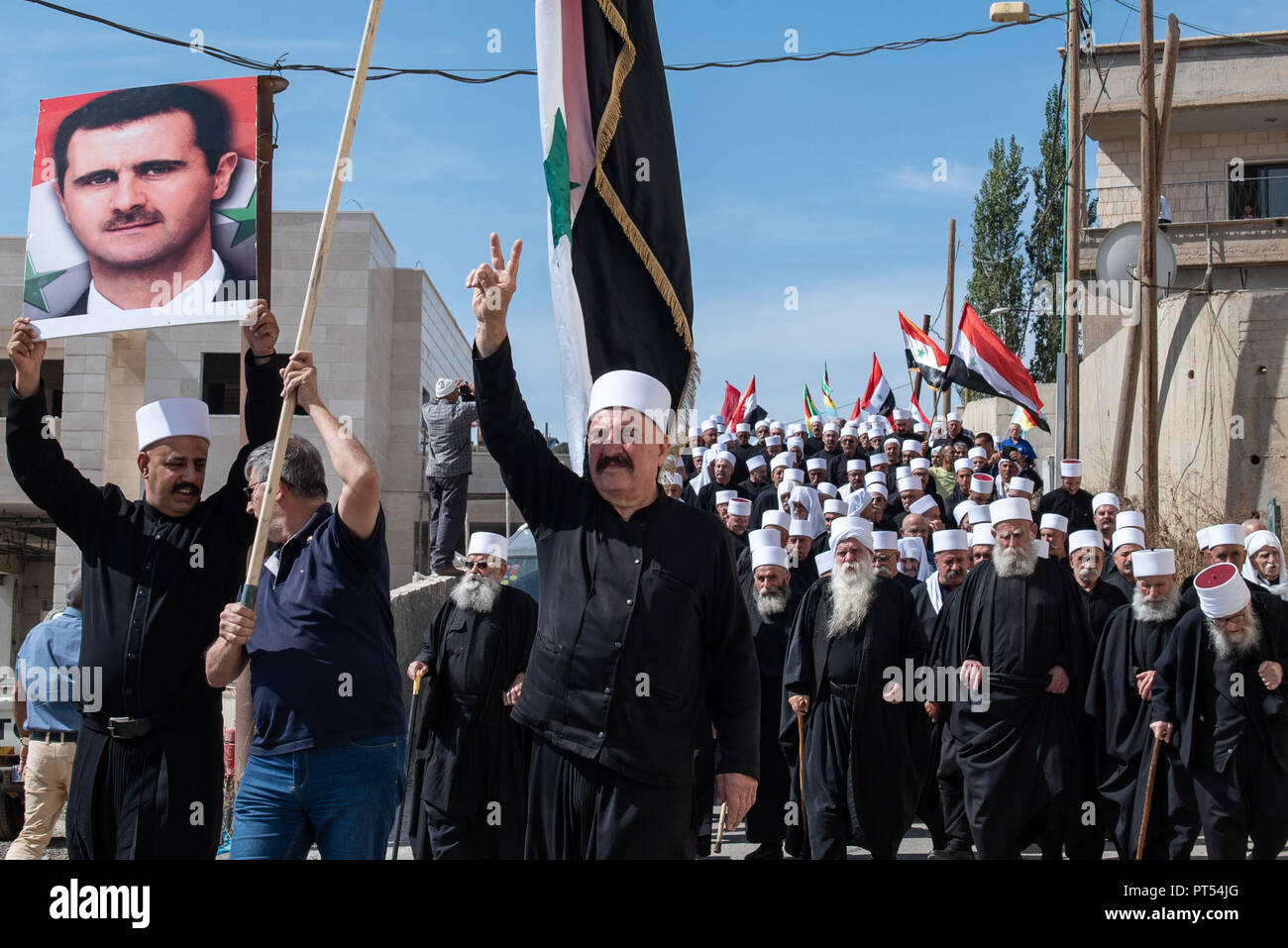Golanhöhen. 6. Okt, 2018. Mitglieder der Drusen halten Syrischen flags bei einer Rallye in der Ortschaft Majdal Shams auf den Golanhöhen am Okt. 6, 2018 der 45. Jahrestag der arabisch-israelischen Krieg von 1973 zu gedenken. Credit: Jini/Ayal Margolin/Xinhua/Alamy leben Nachrichten Stockfoto