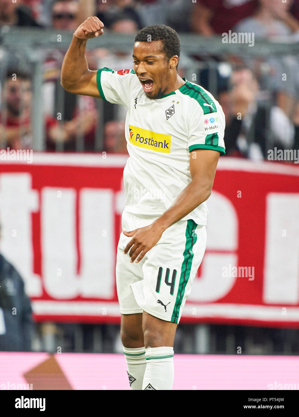 München, 6. Oktober 2018 Alassane Plädoyer, MG 14 feiert sein Ziel 0-1, Jubeln, Freude, Emotionen, feiern, lachen, Jubeln, Jubeln, reißt die Arme, ballte die Faust, Feiern, Feier, FC BAYERN MÜNCHEN - Borussia Mönchengladbach - DFL-Bestimmungen verbieten die Verwendung von Fotografien als BILDSEQUENZEN und/oder quasi-VIDEO - 1. Deutsche Fussball Liga, München, 6. Oktober 2018, Saison 2018/2019, Spieltag 7 © Peter Schatz/Alamy leben Nachrichten Stockfoto