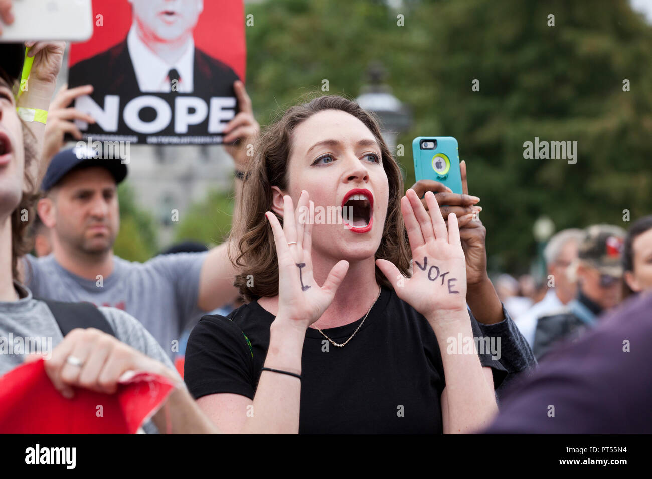 Washington, USA, 6 Okt, 2018: Am Tag der endgültigen Abstimmung zu bestätigen Brett Kavanaugh, der Oberste Gerichtshof der USA, Tausende von demokratischen Aktivisten protestieren vor dem Obersten Gerichtshof und dem US Capitol. Im Bild: Frau singen gegen die Gerechtigkeit Kavanaugh, mit den Worten "Ich Stimme" auf Palmen geschrieben. Credit: B Christopher/Alamy leben Nachrichten Stockfoto