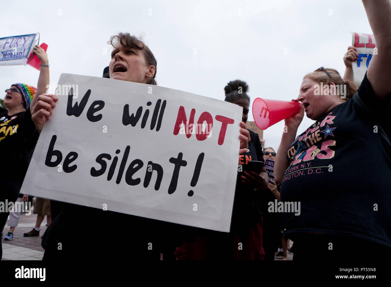 Washington, USA, 6 Okt, 2018: Am Tag der endgültigen Abstimmung zu bestätigen Brett Kavanaugh, der Oberste Gerichtshof der USA, Tausende von demokratischen Aktivisten protestieren vor dem Obersten Gerichtshof und dem US Capitol. Im Bild: Frau mit Zeichen, liest, "Wir werden nicht schweigen." Credit: B Christopher/Alamy leben Nachrichten Stockfoto
