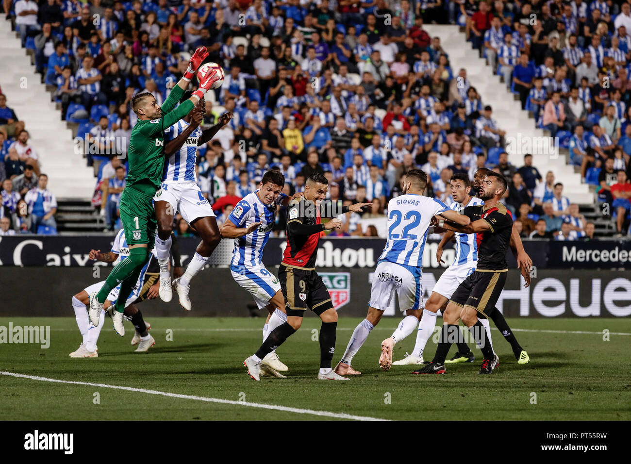 Das Estadio Municipal De Butarque Leganes Spanien 6 Okt 2018 Liga Fussball Leganes Versus Rayo Vallecano Torwart Ivan Cuellar Leganes Fc Comnes Aus Dem Kreuz Kredit Zu Sammeln Aktion Plus Sport Alamy Leben