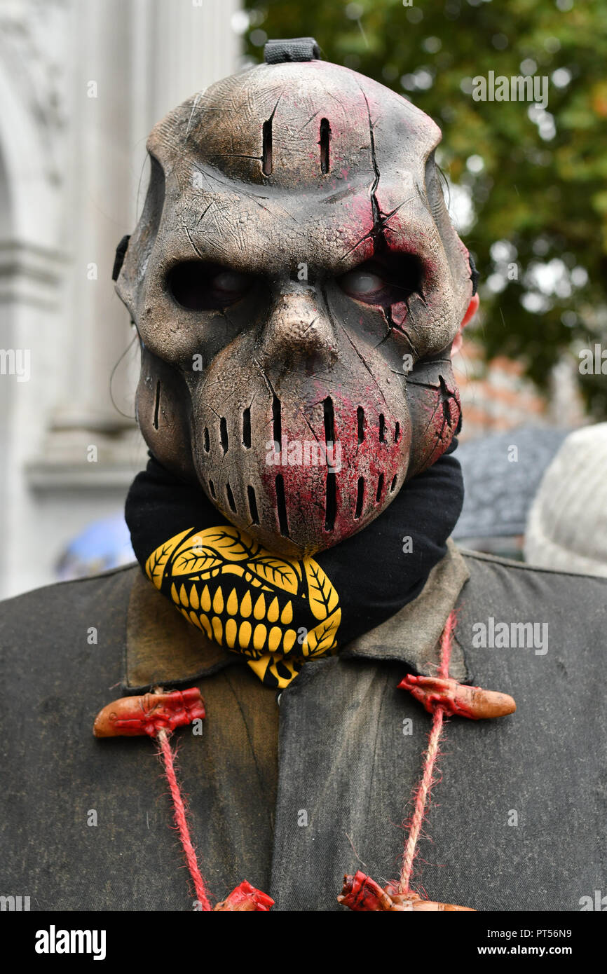 London, Großbritannien. 6. Oktober 2018. Menschen Kleider bis Zombie Spendenaktionen für Schutz vor dem Sturm - London's nur freie Obdachlosenheim in Welt Zombie Tag: London 2018 - TEXT BRNZ 57 £ 3 bis 70070 zu spenden, oder lesen Sie weiter, um mehr zu leisten. Vom 6. Oktober 2018. Bild Capital/Alamy leben Nachrichten Stockfoto