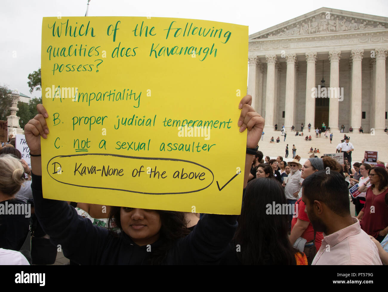 Washington, Vereinigte Staaten von Amerika. 06 Okt, 2018. Demonstranten gegen Präsident Donald Trump Supreme Court nominee Brett Kavanaugh vor dem Obersten Gericht Gebäude nur wenige Stunden vor der Abstimmung über seine Bestätigung in den US-Senat am Samstag, dem 6. Oktober in Washington DC 2018 montiert, das Zeichen fragt", das folgende Eigenschaften hat Kavanaugh besitzen?" (Foto von Jeff Malet) Foto per Kreditkarte: Newscom/Alamy leben Nachrichten Stockfoto