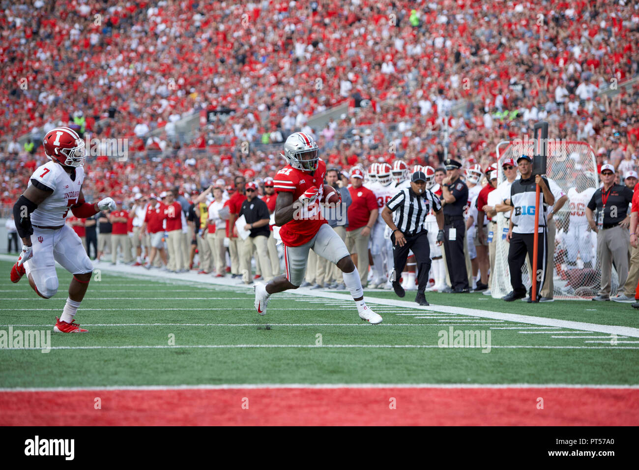 Columbus, Ohio, USA. 6. Okt, 2018. wide receiver Parris Campbell (21) der Ohio State Buckeyes hetzenden Touchdown in der zweiten quarterat der NCAA Football Spiel zwischen den Indiana Hoosiers & Ohio State Buckeyes am Ohio Stadium in Columbus, Ohio. JP Waldron/Cal Sport Media/Alamy leben Nachrichten Stockfoto