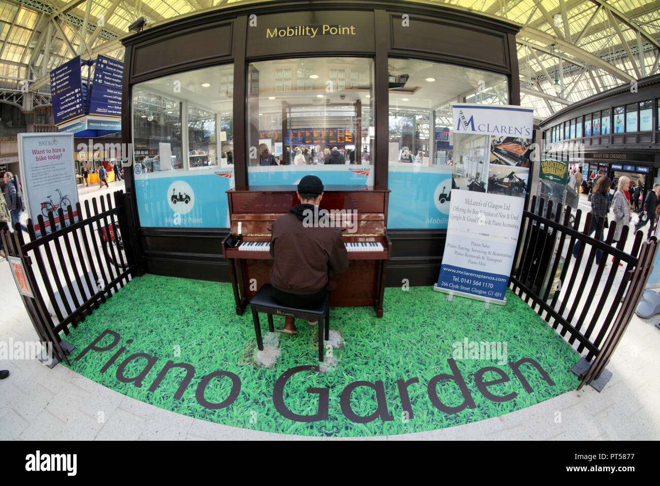 Glasgow, Schottland, Großbritannien. 6. Oktober, 2018. Mehr Elend auf den Zügen als ein Verhängnis in der Nähe von Easterhouse Station im Osten der Stadt größere Verzögerungen auf Züge in und aus der Stadt an der West- und niedrigen Leitungen verursacht. Zu den jüngsten Problem mit der jetzt zurückgezogen elektrische Züge wegen brechen Probleme Pendler Hinzugefügt freuen sich auf mehr Probleme am Sonntag als Engineering- werke sind, gehen Sie in den Osten der Stadt. Abgebildet sind Pendler am Hauptbahnhof in den Cit gestrandet als Klavierspieler spielte auf inmitten des Chaos, als das Schiff sank. Gerard Fähre / alamy Nachrichten Stockfoto
