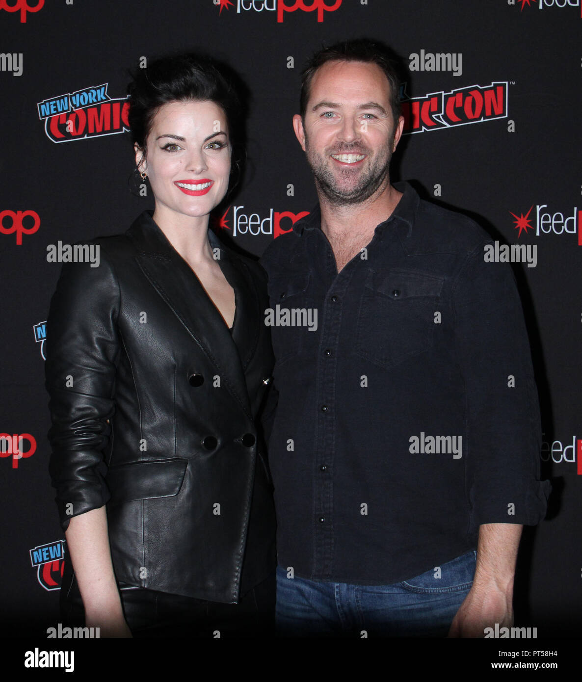 New York, NY, USA. 6. Okt, 2018. Jaimie Alexander und Sullivan Stapleton an der New York Comic Con 2018 Förderung der NBC Blindspot im Jacob K. Javits Convention Center in New York City am Oktober 06, 2018. Credit: Rw/Medien Punch/Alamy leben Nachrichten Stockfoto