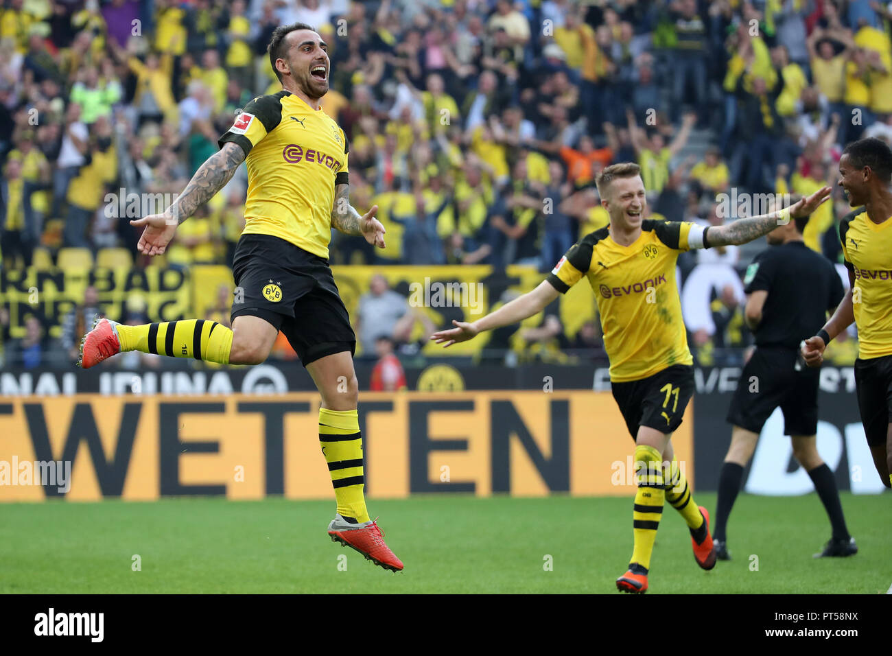 Dortmund, Deutschland. 6. Okt, 2018. Paco Alcacer (1 L) von Borussia Dortmund feiert nach zählen während dem Bundesligaspiel zwischen Borussia Dortmund und dem FC Augsburg am Signal Iduna Park, Dortmund, Deutschland, 6. Oktober 2018. Dortmund gewann 4-3. Quelle: Joachim Bywaletz/Xinhua/Alamy leben Nachrichten Stockfoto