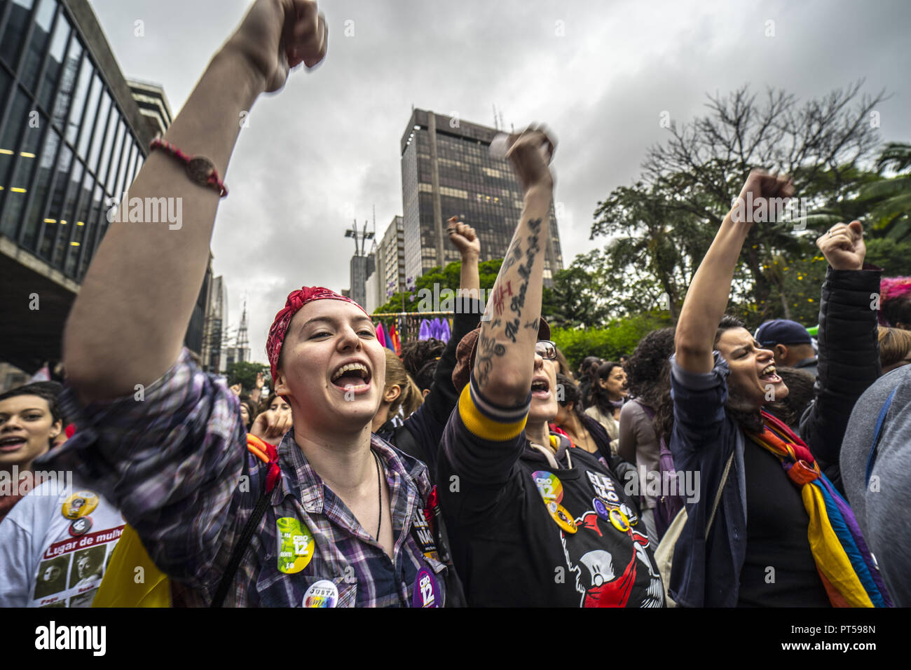 Sao Paulo, Brasilien. Oktober 6, 2018 Demonstranten teil in Frauen protestieren gegen brasilianischen Rechten Präsidentschaftskandidaten Jair Bolsonaro durch eine Social Media Kampagne unter dem Hashtag #EleNao (Nicht Ihn) in Sao Paulo, Brasilien genannt, am 6. Oktober 2018. - Die Bewerber vying Brasilien die nächsten Präsidenten werden die letzten verzweifelten Versuche unentschiedene Wähler vor einer Runde Wahl Sonntag, der eine polarisierende Rechtsextreme Politiker, Jair Bolsonaro anzuflehen, wird bevorzugt zu gewinnen. (Bild: © Cris Fafa/ZUMA Draht) Stockfoto