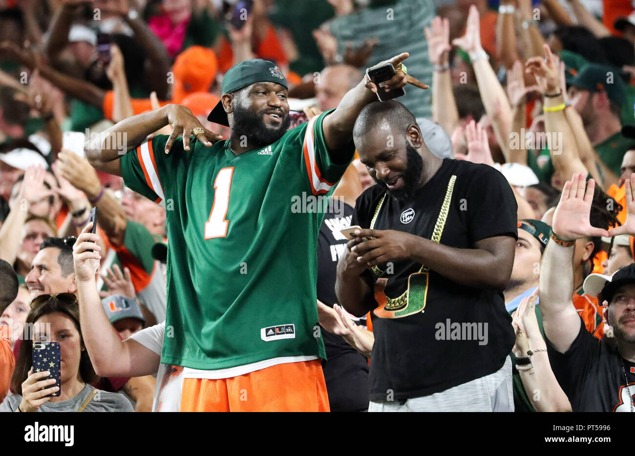 Miami Gardens, Florida, USA. 06 Okt, 2018. Miami Hurrikane Fans feiern während der College Football Spiel zwischen der Florida State Seminoles und die Miami Hurrikane im Hard Rock Stadion in Miami Gardens, Florida. Die Hurrikane gewann 28-27. Mario Houben/CSM/Alamy leben Nachrichten Stockfoto