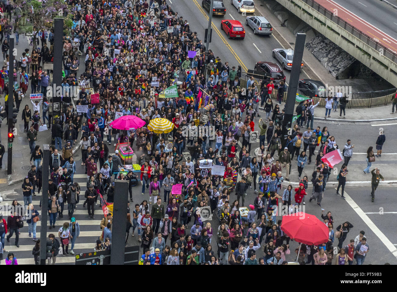 Sao Paulo, Brasilien. Oktober 6, 2018 Demonstranten teil in Frauen protestieren gegen brasilianischen Rechten Präsidentschaftskandidaten Jair Bolsonaro durch eine Social Media Kampagne unter dem Hashtag #EleNao (Nicht Ihn) in Sao Paulo, Brasilien genannt, am 6. Oktober 2018. - Die Bewerber vying Brasilien die nächsten Präsidenten werden die letzten verzweifelten Versuche unentschiedene Wähler vor einer Runde Wahl Sonntag, der eine polarisierende Rechtsextreme Politiker, Jair Bolsonaro anzuflehen, wird bevorzugt zu gewinnen. (Bild: © Cris Fafa/ZUMA Draht) Stockfoto