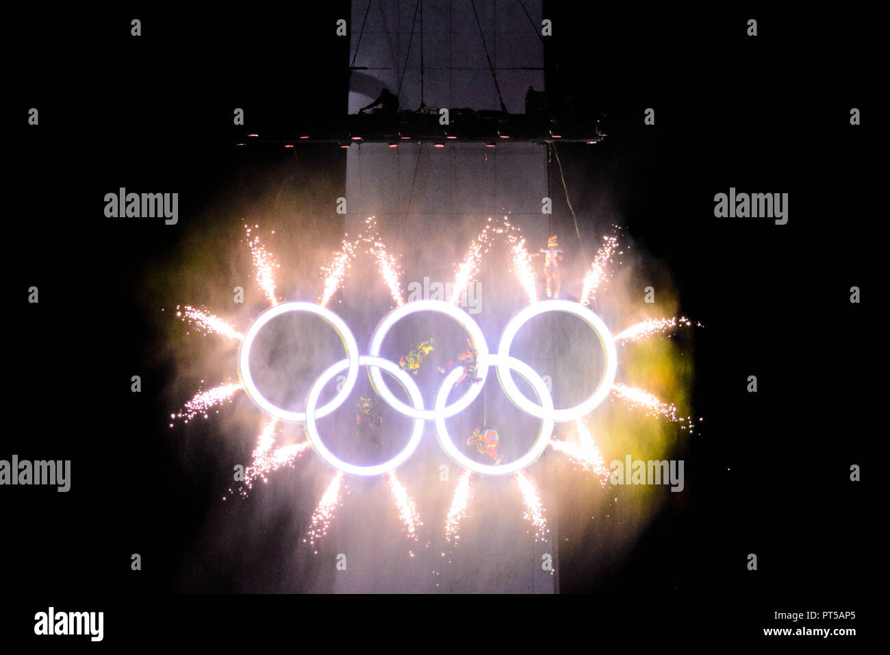 Eine majestätische Eröffnungsfeier der Olympischen Spiele Logo wurde bei der Eröffnung des 3. Buenos Aires 2018 Summer Youth Olympic Games präsentieren. Stockfoto