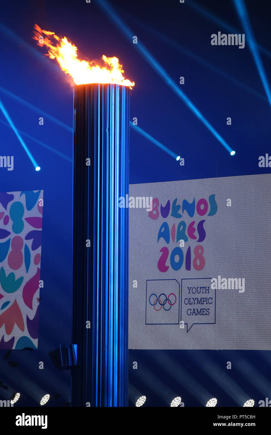 Buenos Aires, Argentinien. 06 Okt, 2018. Die olympische Flamme brennt während der Eröffnungsfeier der Olympischen Spiele in Buenos Aires. Credit: Agustin Marcarian/Buenos Aires 2018/IOC/dpa - ACHTUNG: Nur zur redaktionellen Verwendung und nur mit vollständiger Nennung des vorstehenden Credits/dpa/Alamy leben Nachrichten Stockfoto