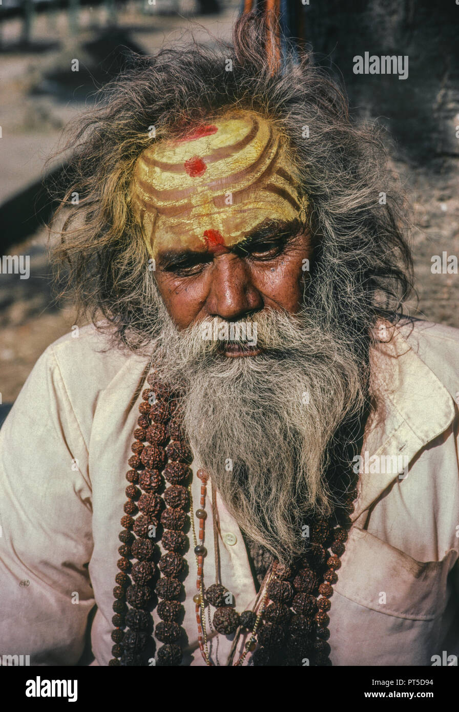 Hindu Guru bei bagnati Fluss, Nepal. Analoge Fotografie Stockfoto
