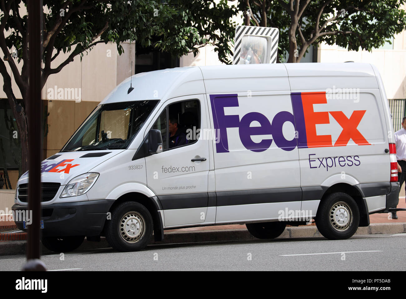 Monte Carlo, Monaco - 5. Oktober 2018: FedEx Delivery Truck (Transporter) auf der Straße in Monaco geparkt. FedEx Corporation ist eine US-amerikanische multinationale Couri Stockfoto
