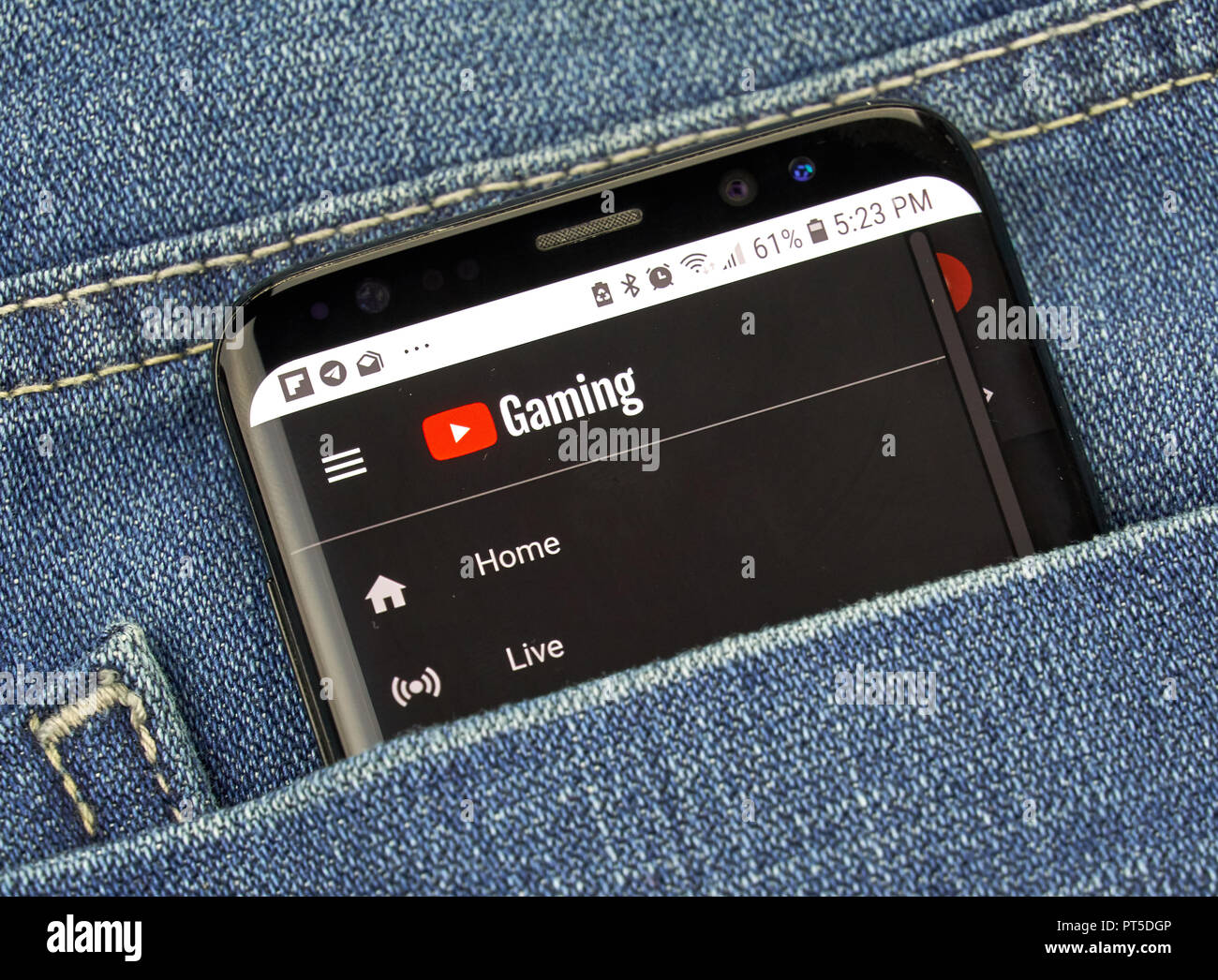 MONTREAL, KANADA - 4. OKTOBER 2018: Google YouTube Gaming App auf S8-Bildschirm. Google YouTube-App und Service bietet On-Demand- und Live Video ga Stockfoto
