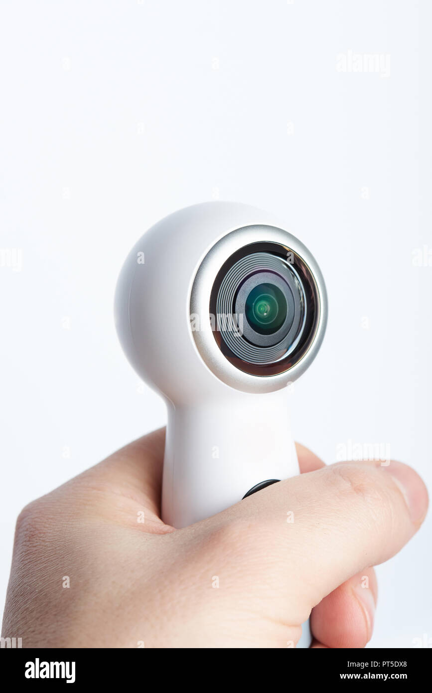 Moderne 360 Kamera in der Hand Nahaufnahme auf weißem Hintergrund Stockfoto