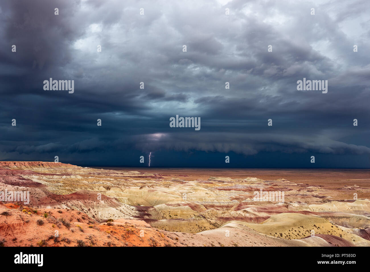 Bedrohliche dunkle Wolken stürmischer Himmel mit Blitzen über der Painted Desert in der Nähe von Winslow, Arizona, USA Stockfoto