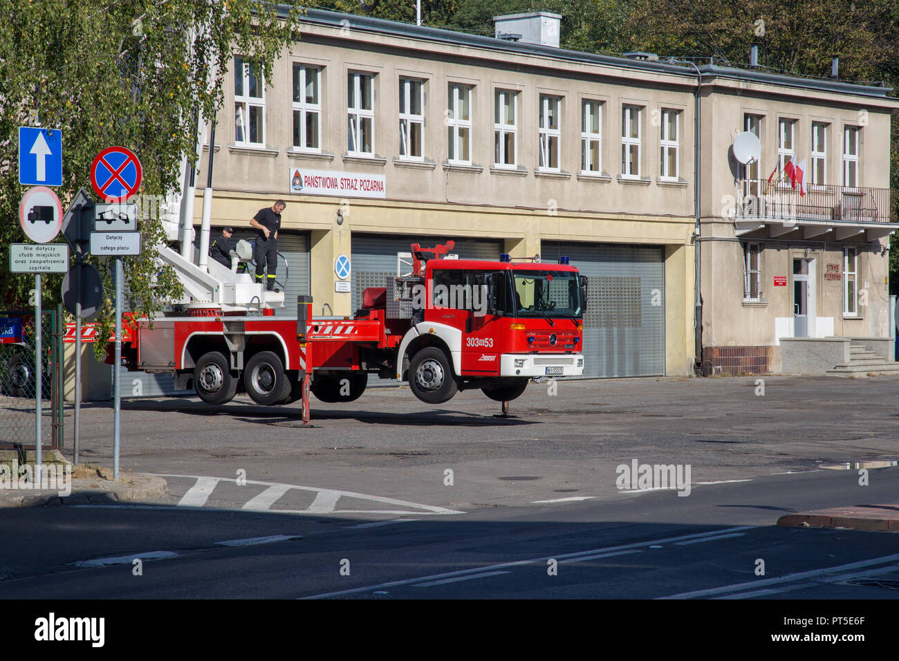 Mercedes-Benz Econic des Polnischen Feuerwehrmänner von Warschau mit Antenne Feuer Apparat von Bronto Skylift Stockfoto