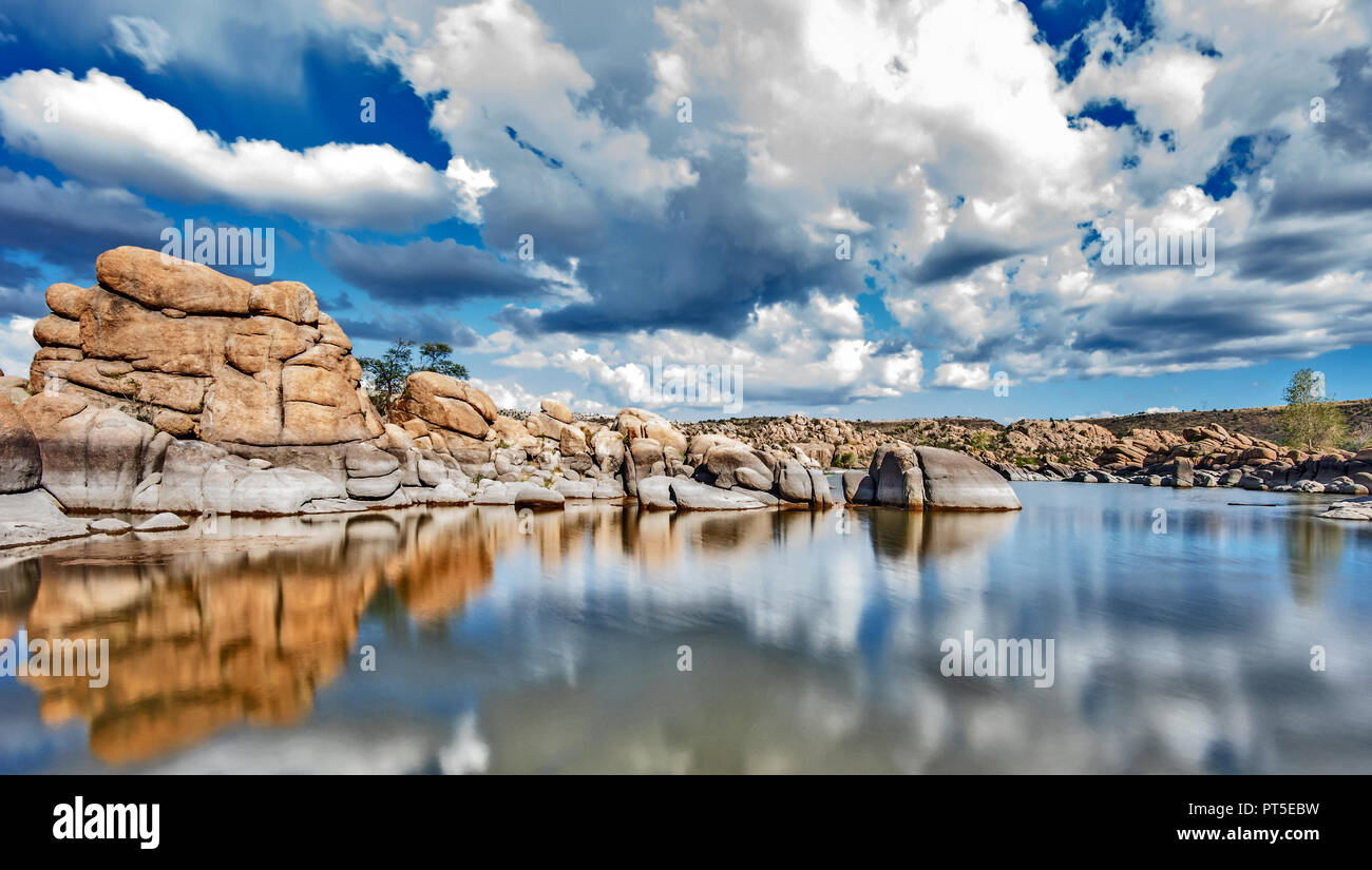 Lange Belichtung Foto von Watson Lake in Prescott Arizona kurz nach einem schönen regen Sturm. Ich kann es wärmstens empfehlen, nach Watson Lake in Prescott, AZ. Stockfoto