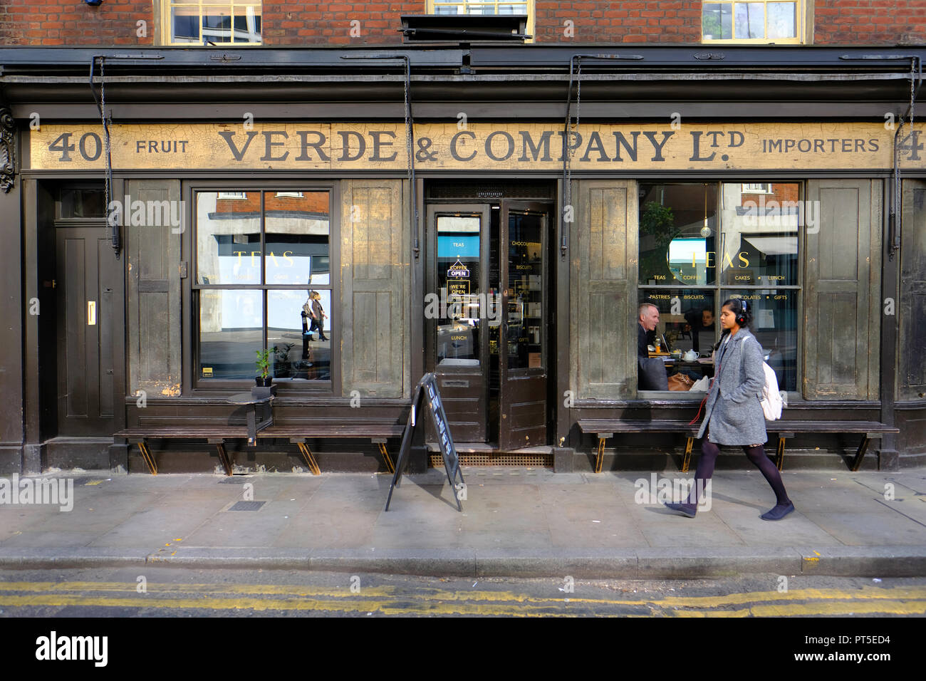 Cafe und Feinkost, von Spitalfields Market, London, Vereinigtes Königreich Stockfoto