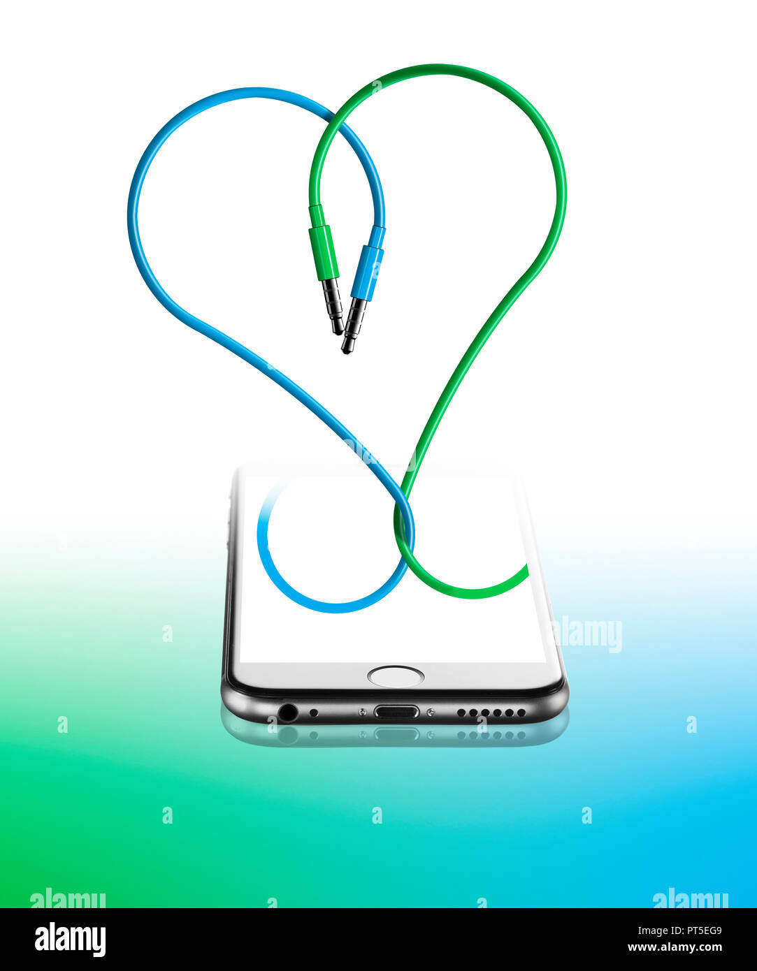 Konzept zwei Drähte, die Form eines Herzens von einem iPhone, 3D, Smartphone Blau Grün Stockfoto