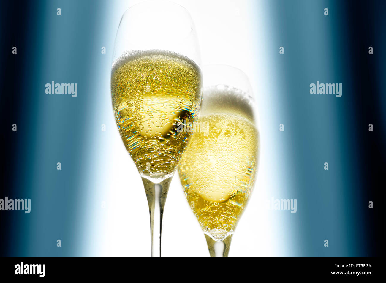 2 Gläser Champagner nur ausgegossen worden, Cin Cin, Toast, Cheers Stockfoto