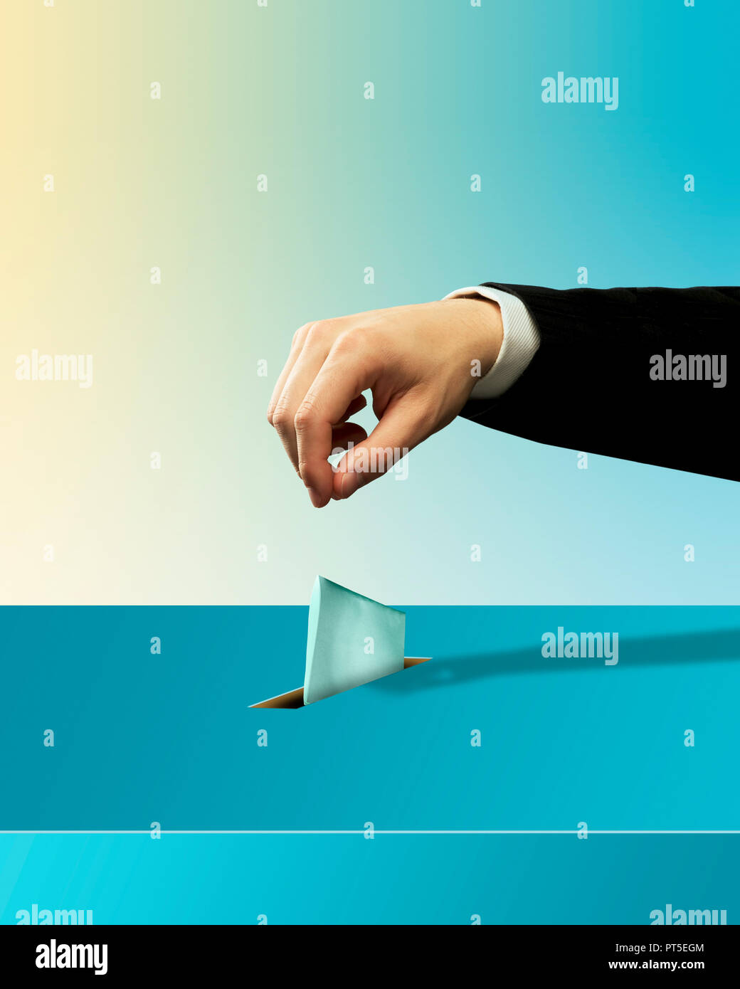 Konzept ein Mann die Hand Abfallen einen Stimmzettel, Wahlurnen, Abstimmen, Abstimmung, Wahlen Stockfoto