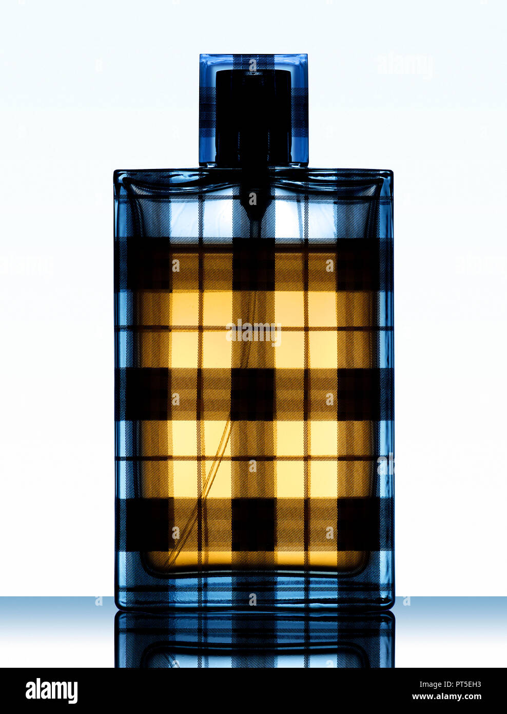 Silhouette einer Burberry Brit Men's Eau de Parfüm Spray Stockfoto