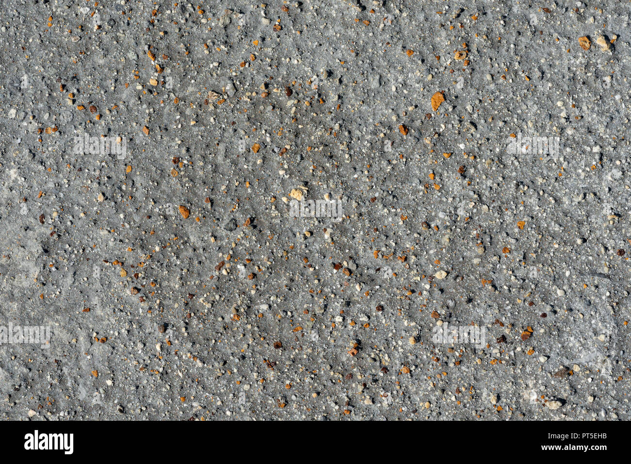 Close-up Makro Blick auf graue vulkanischen Sand und kleinen bunten stein Oberfläche. Detaillierte natürlichen Hintergrund oder Textur in natürlicher Umgebung in cra genommen Stockfoto