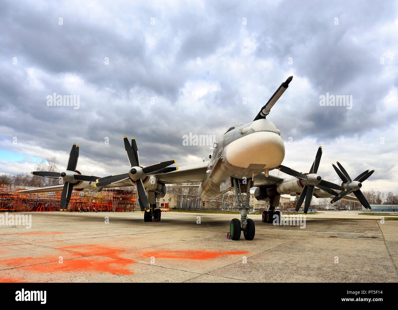 Russische langfristigen strategischen Bomber Tu-95 "Bear" im Werk nach der Renovierung Stockfoto
