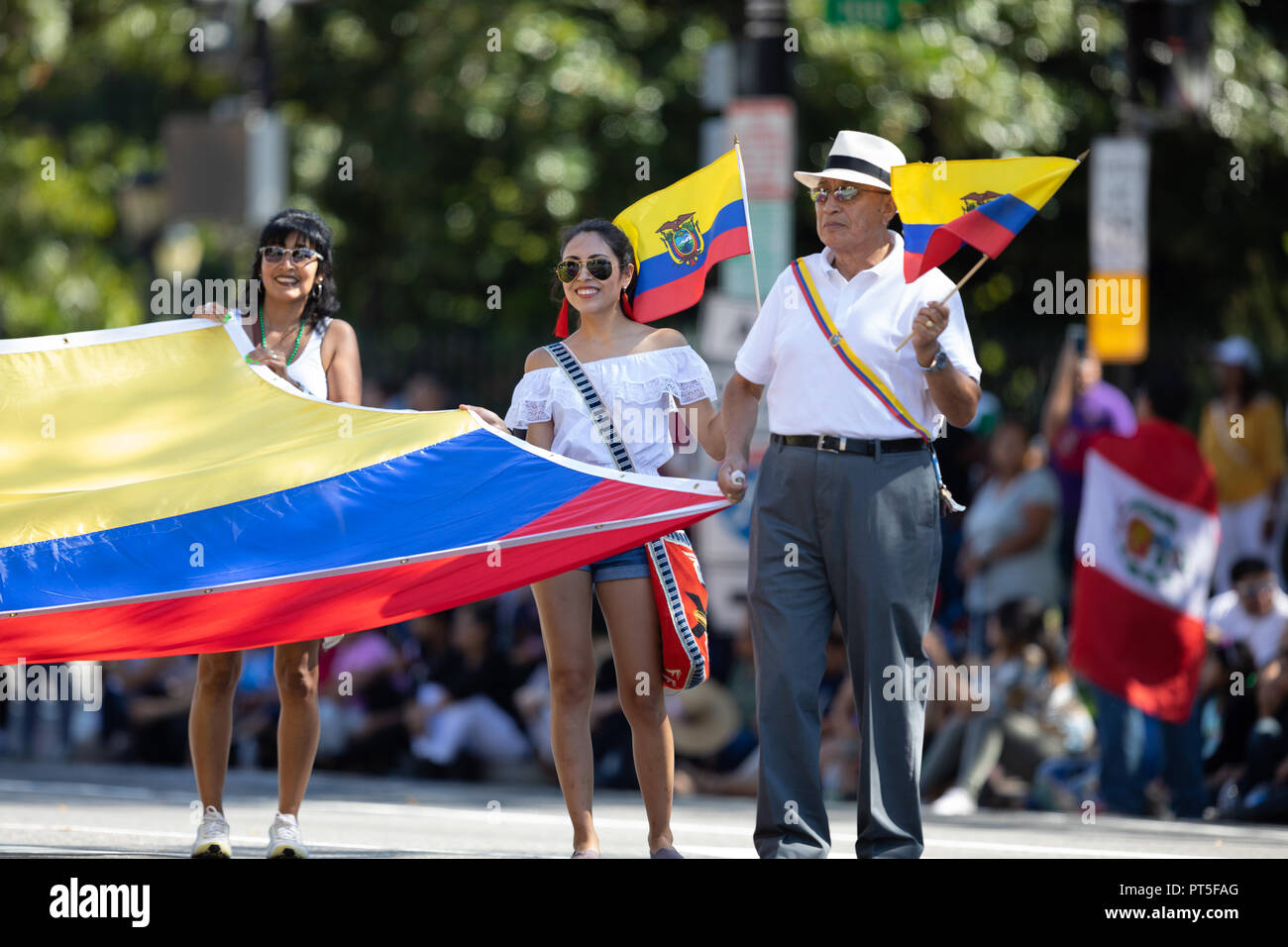 Washington, D.C., USA - 29. September 2018: Die Fiesta DC-Parade, Männer und Frauen, die sich in einem riesigen Ecuadorianischen Flagge Stockfoto