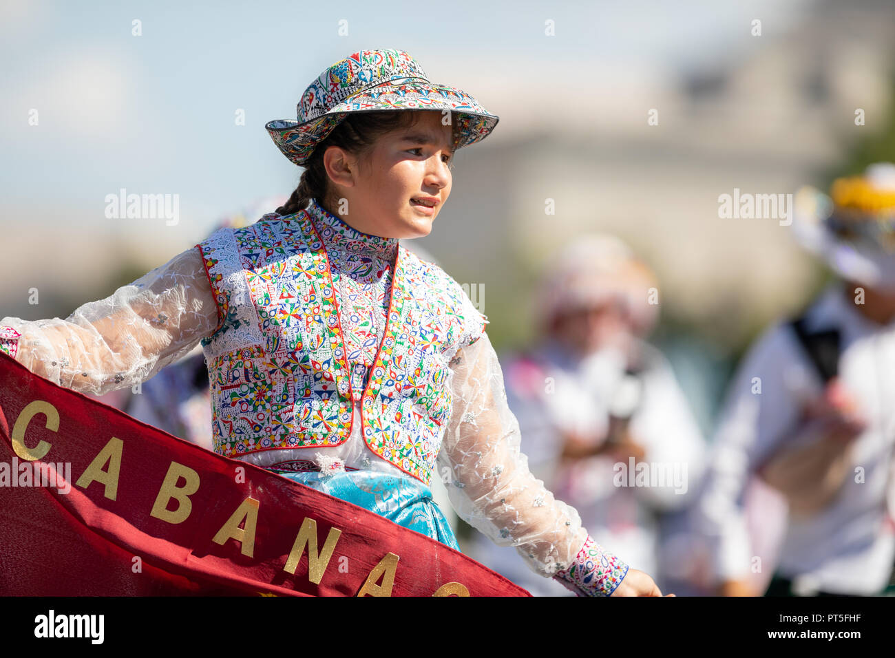 Washington, D.C., USA - 29. September 2018: Die Fiesta DC-Parade, peruanische Frauen tragen traditionelle Kleidung danicng während der Parade Stockfoto