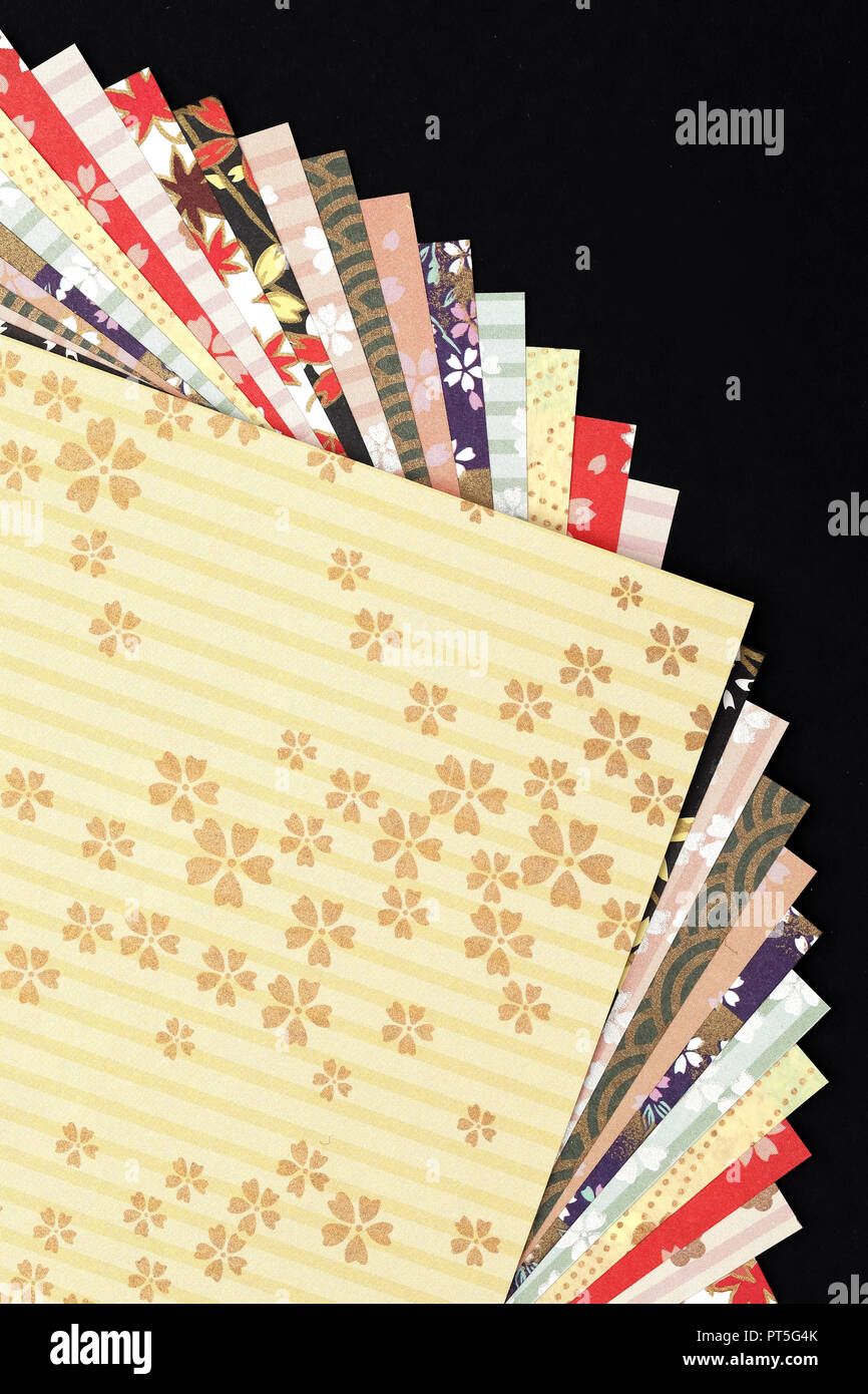 Traditionelle japanische Muster origami Papier, schwarzer Hintergrund Stockfoto