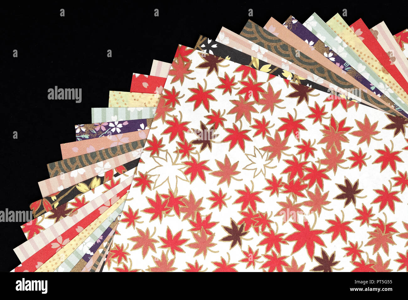 Traditionelle japanische Muster origami Papier, schwarzer Hintergrund Stockfoto