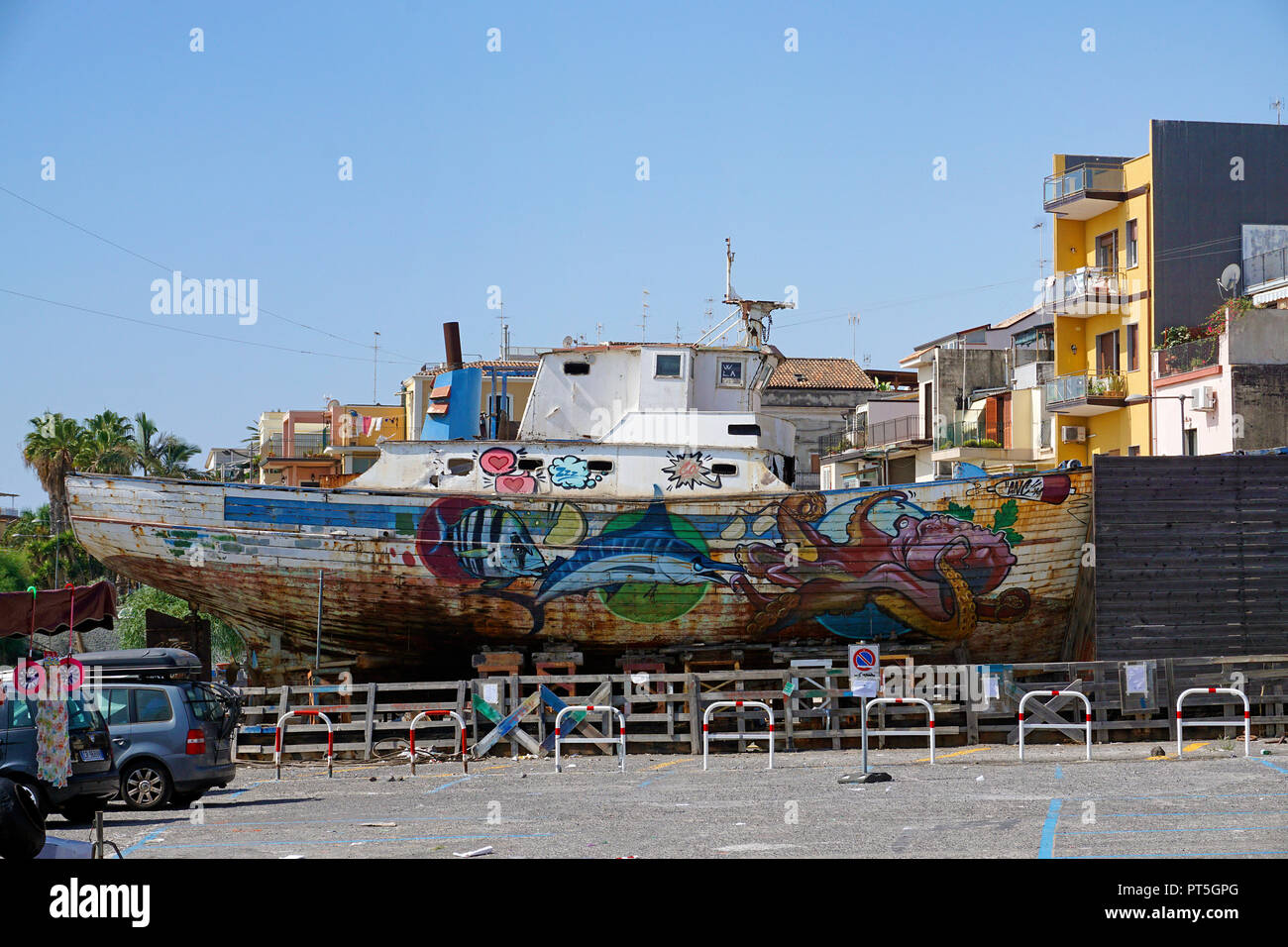Alten Fischkutter mit Meerestieren Motive am Hafen von Fischerdorf Aci Trezza, Gemeinde Aci Castello, Catania, Sizilien, Italien lackiert Stockfoto