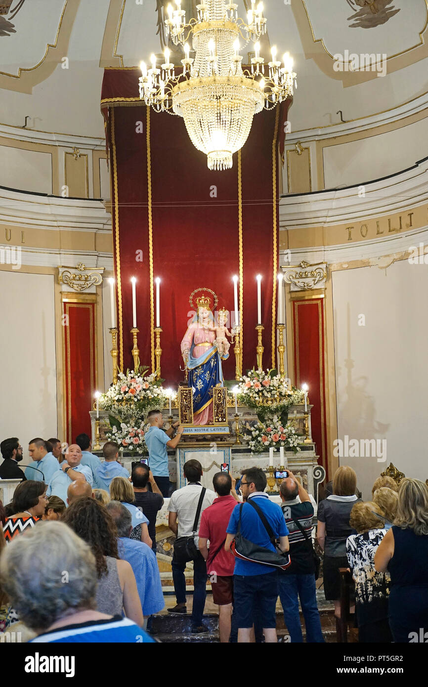 Festakt in der Kirche San Giovanni Battista, Chiesa DAL PREVAT 2 San Giovanni Battista, im Fischerdorf Aci Trezza, Catania, Sizilien, Italien Stockfoto